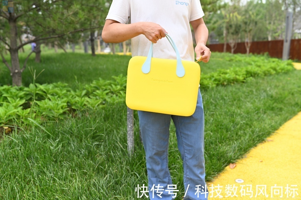 ev时尚轻便的电脑包，做工手感都不错，梵高范轻潮电脑包上手