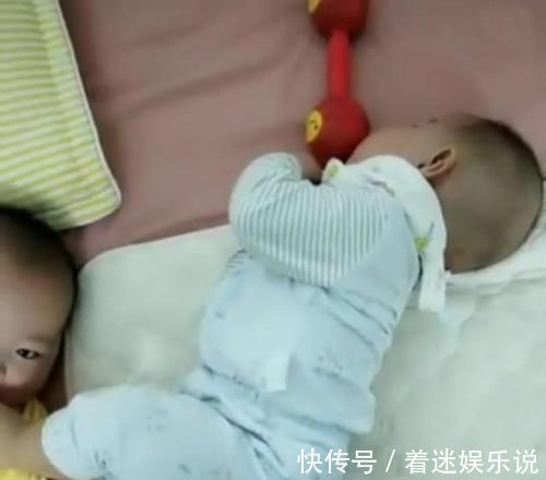 弟弟|双胞胎弟弟梦见吃鸡腿,咬着哥哥的脚不放,哥哥的反应让宝妈笑翻