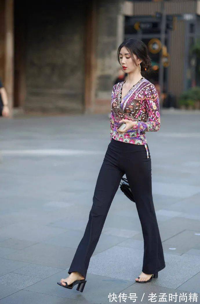 紧身上衣|街拍美女:花色紧身上衣搭配阔腿裤,时尚大气,还减龄,展现成熟女性的魅力