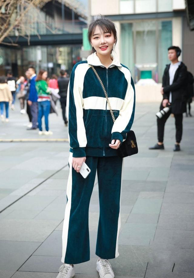 美女|街拍:短发美女的身材真好,长相成熟典雅,温婉可人