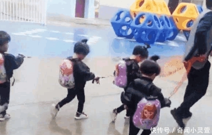 放学|爸爸接四胞胎放学犯了愁, 看到爸爸手里的东西, 老师忍不住笑了!