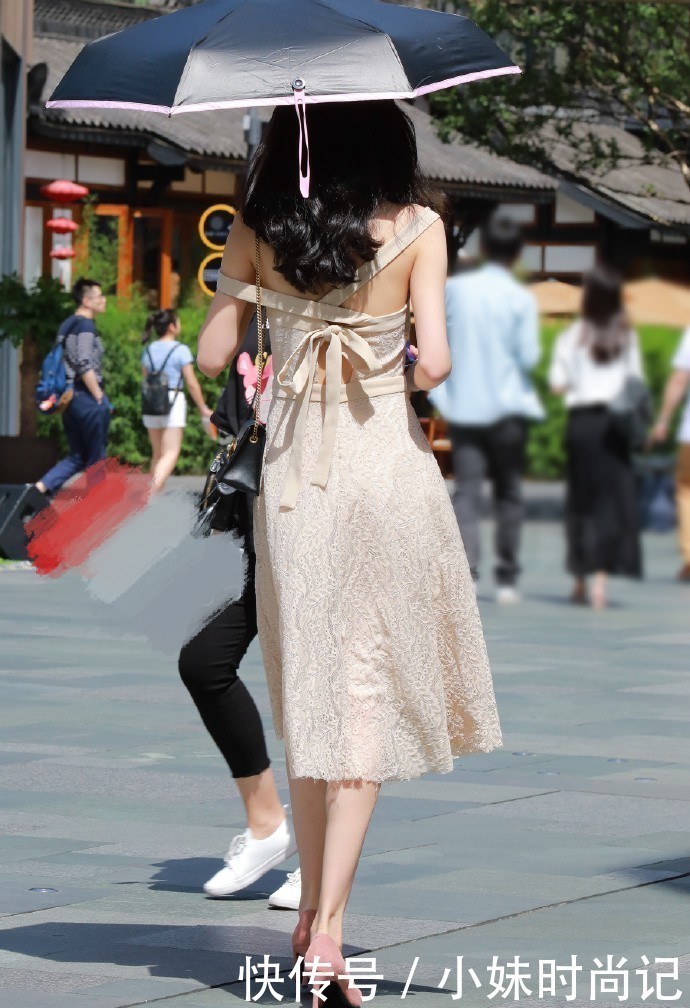 街拍皮肤这么白,还穿白裙子,难怪这么“仙”
