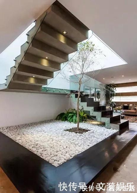 休闲|同样是楼梯，别人家装成漂亮小花园还带鱼池，你家却用来储物