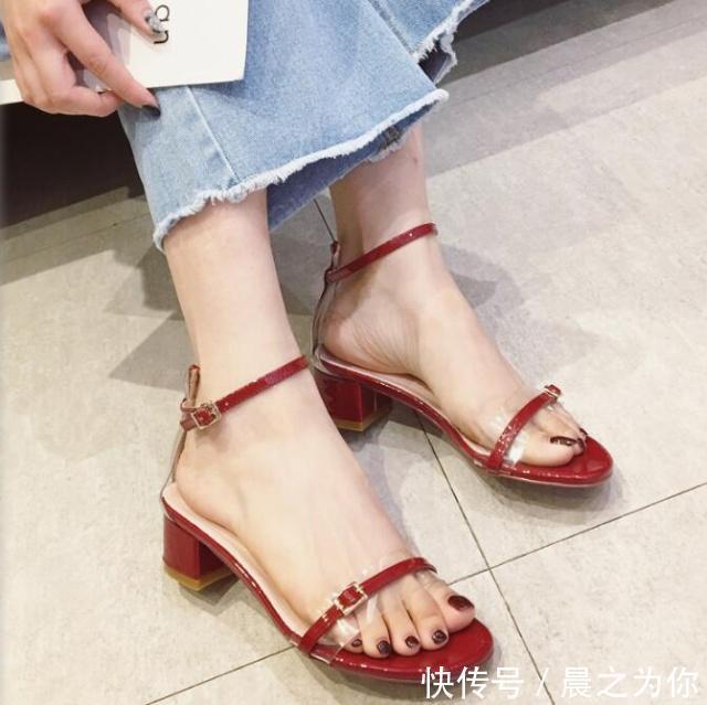 灵动 简约的一字带凉鞋,性感露趾的鞋型,散发灵动浪漫气质