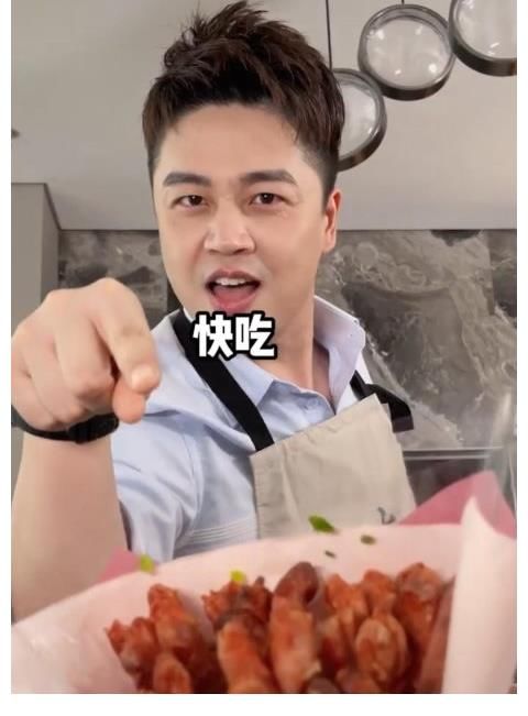 主持人沈濤制作“烤香腸花束”為妻子送上，網(wǎng)友：這狗糧吃飽了