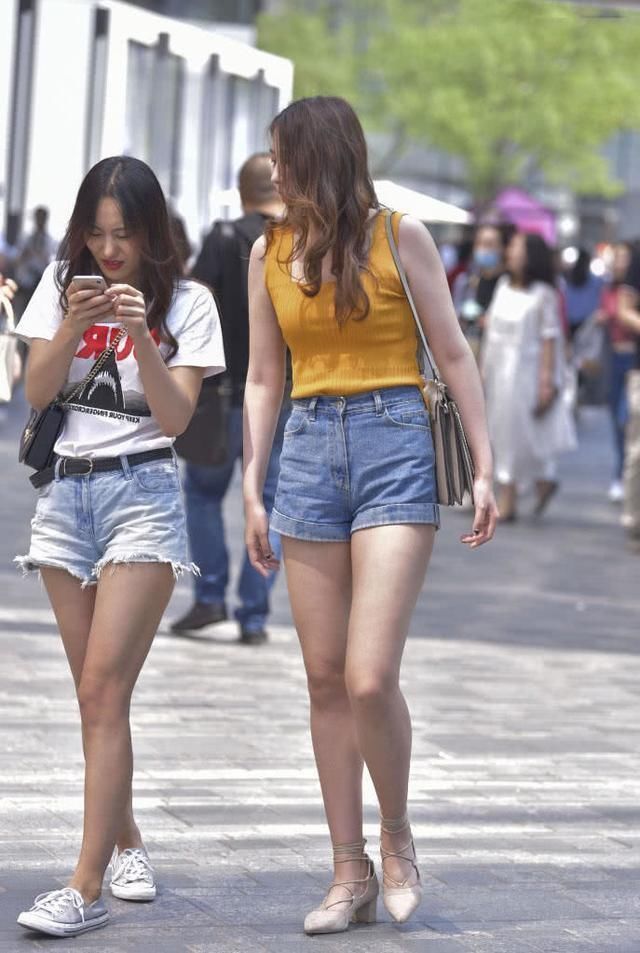 路人街拍,牛仔热裤,很好的展现出了小姐姐们的大长腿