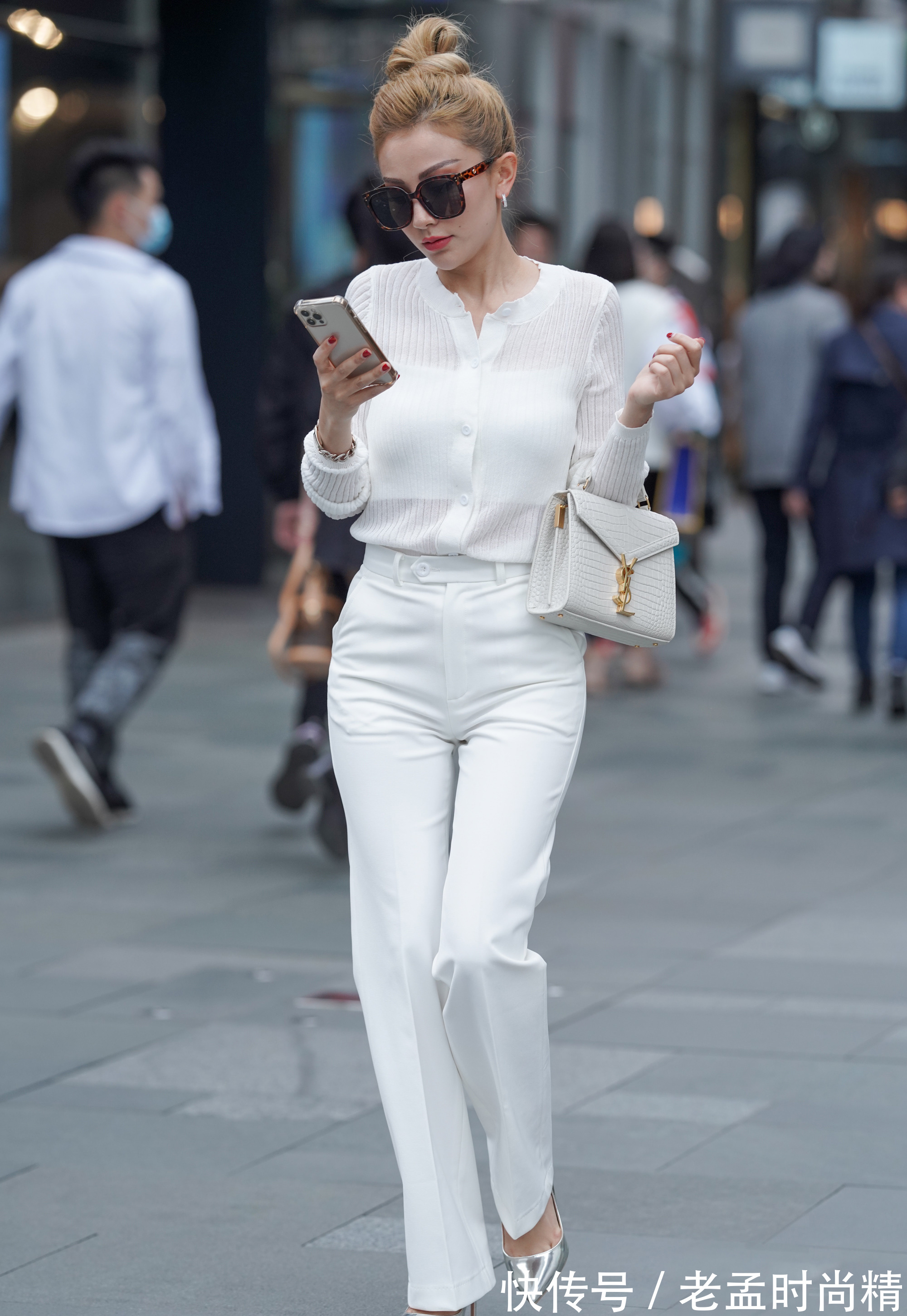 裤装|白色的上衣配白色的裤装,穿着清新又显气质,简约洁净落落大方