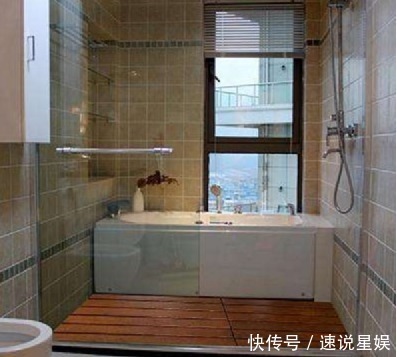 瓷砖|头次见淋浴房地面不贴瓷砖,如今流行贴这种,防滑又安全