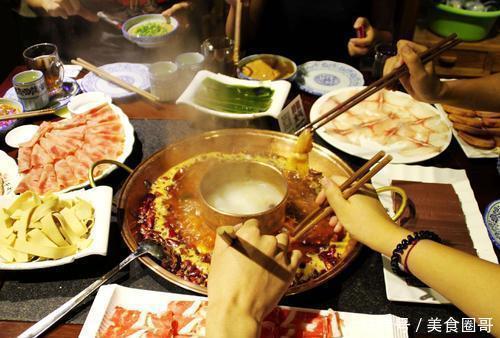 尴尬|吃火锅,服务员问你“加不加汤”,其实是在给你暗示,不懂就尴尬