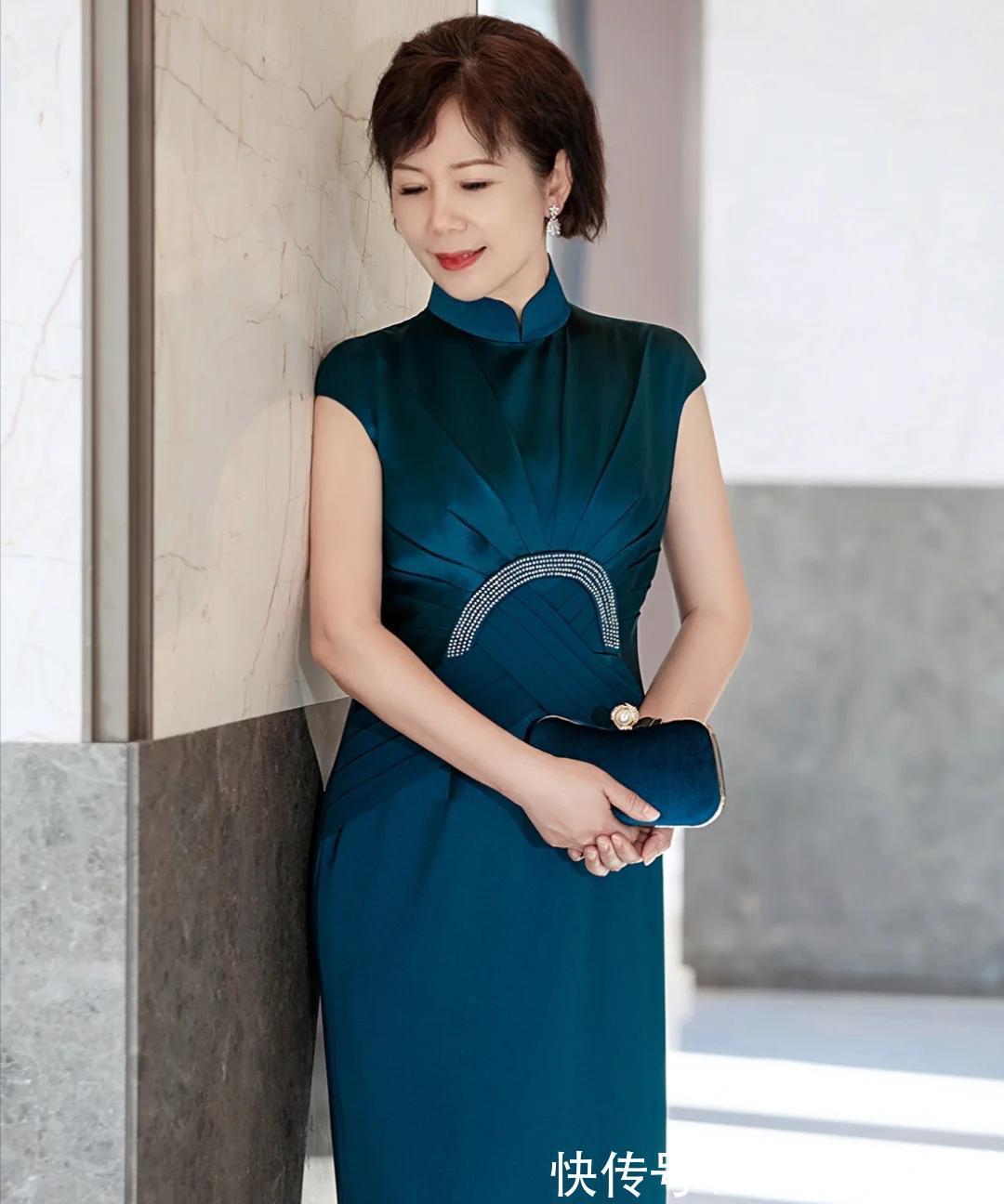 时髦|60岁的女人更要穿出气质!这些姐姐的优雅穿搭,时髦高级显年轻