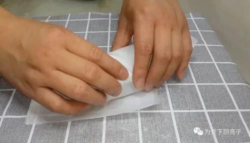 半斤红枣,1斤糯米,蒸一蒸包一包,比粽子还好吃,个个香糯不粘牙