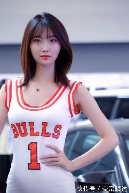 包臀裙 “邻家女孩”气质的车模,打扮青春活力,很有亲和力