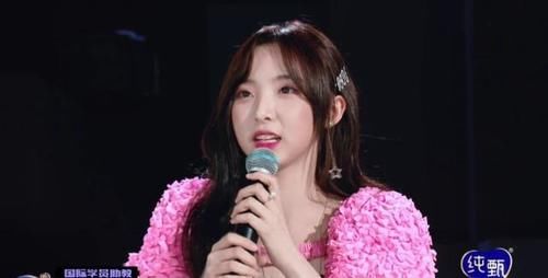 硬糖少女R1SE面对性感舞台:郑乃馨现场化身迷妹,周震南理性发言获认可