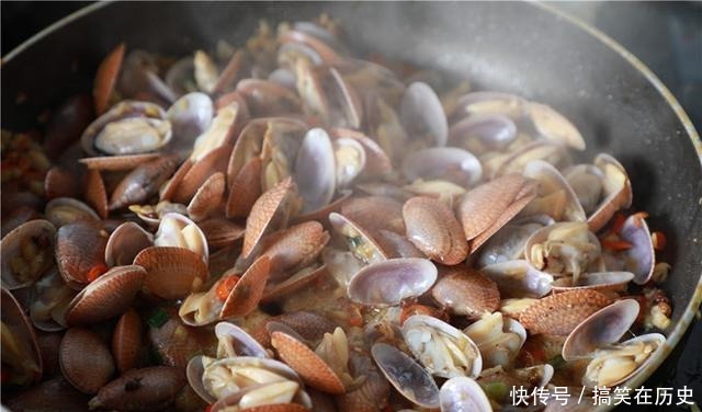 洗花甲时,只放盐是大错特错!多加这3样,花甲疯狂吐沙,更干净