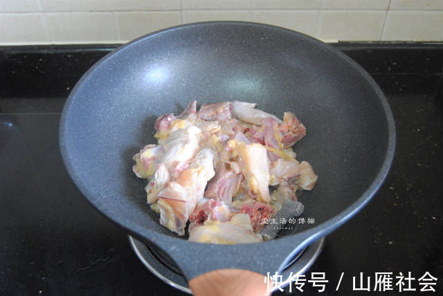 米酒|炖鸡汤时,不要直接下锅炖,多加这一步,鸡汤鲜味十足,好喝不腻
