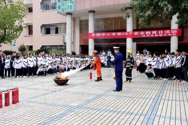 我市各地各校组织开展形式多样的安全教育宣传活动