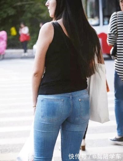 紧身衣 牛仔裤这样搭配时尚大气,舒适自然,彰显优雅的气息,简直绝了!