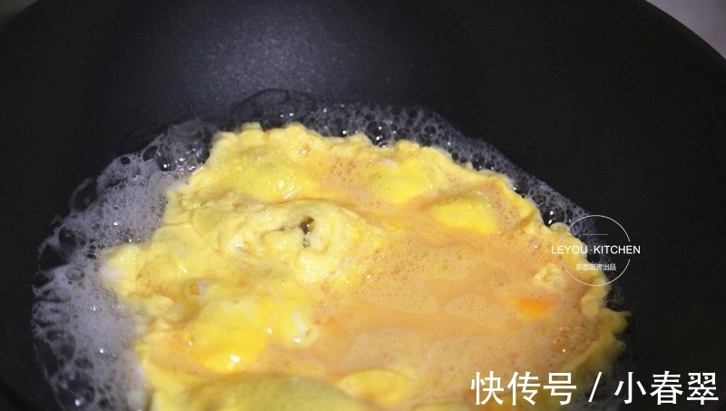 做法|西红柿炒鸡蛋新做法，没放一滴油，用水炒蛋，口感滑嫩，热量更低