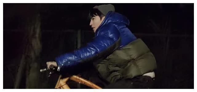 王俊凯朝车外比心，对面人大有来头，连董子健表情都变得微妙起来