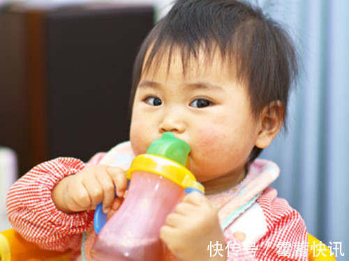 孩子|劝告夏季3个时间别强迫娃喝水,易伤脾胃积食,家长别不当回事