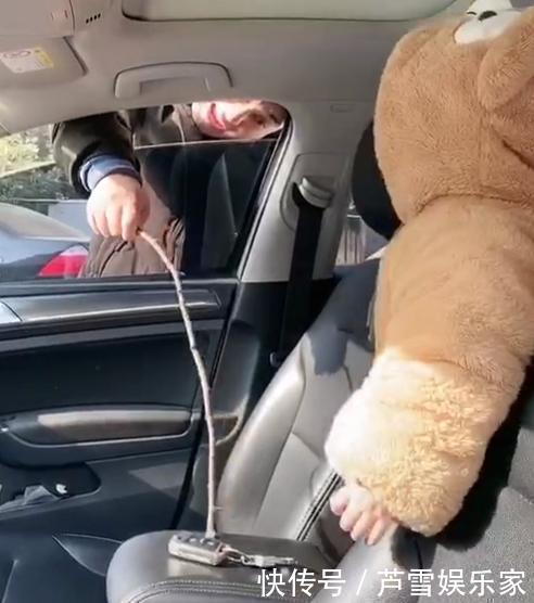 爸爸|粗心父亲把孩子关车里,用树枝取钥匙,网友:被宝宝举动圈粉