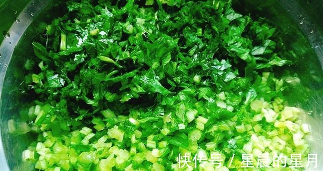 芹菜|夏天吃这馅的饺子,又鲜又嫩,满嘴留香,比韭菜茴香都好吃!