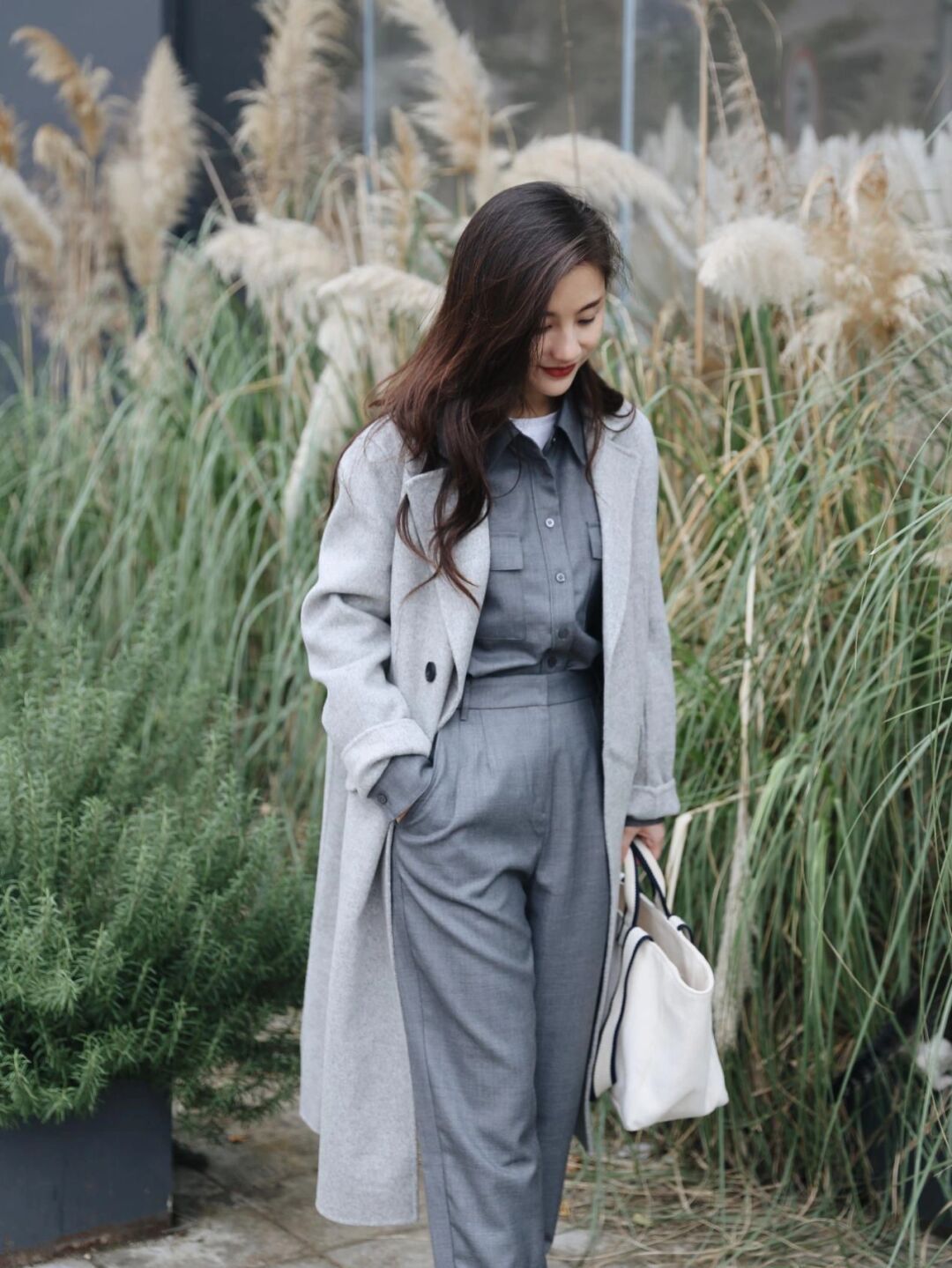 深灰色 大衣怎么穿保暖又高级?这些穿搭日常实用又百搭,普通人也能驾驭