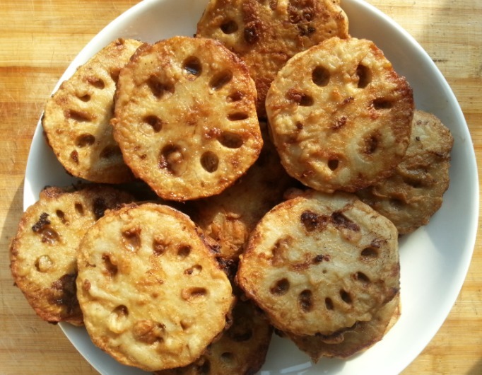 炸藕夹时,用面粉还是淀粉老师傅教你正确做法,藕夹酥脆不回软