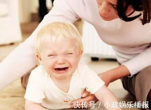 医院|宝宝意外滚下床，家长一个动作让孩子没了呼吸，很多家长都这么做