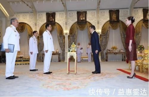 苏提达王后|苏提达王后的新发型太美!鱼骨辫配月牙珍珠发卡,时尚又减龄