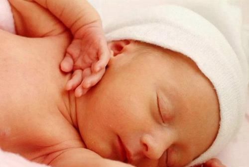 爸妈|月子期的宝宝,要是有这4个特征,爸妈就乐吧,他的智力发育很棒