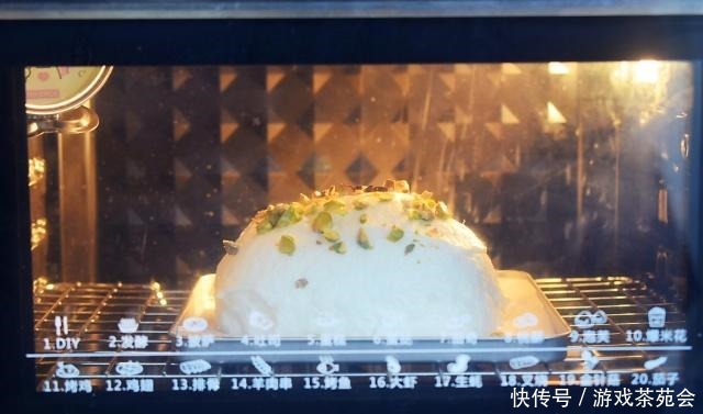 这个蛋糕不用面粉,只用蛋清就能做,入口即化,简单零失败!