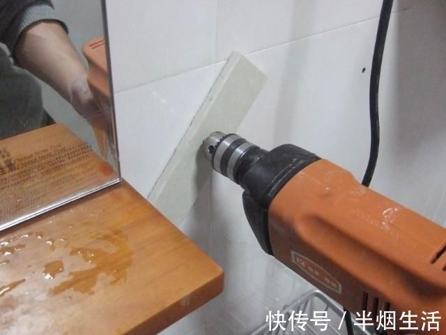 钻孔|原来瓷砖墙要这样钻孔才不会裂,难怪我家的墙打烂了