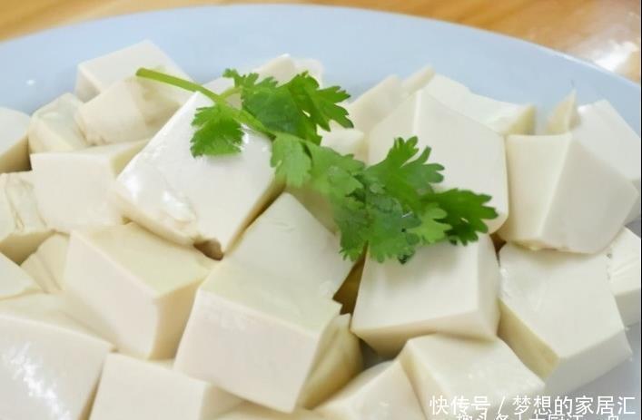 炖鱼时,要牢记“3做1不放”,炖出来的鱼汤鲜香味浓,无腥味