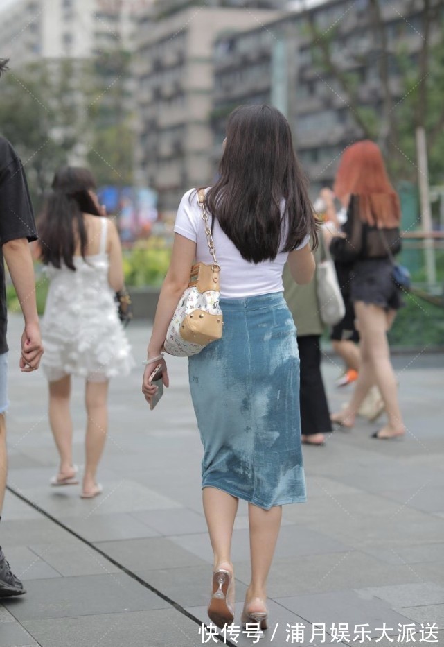 小姐姐|白绿色系搭配是“经典”，包臀裙加简洁的白色上衣，复古感满满