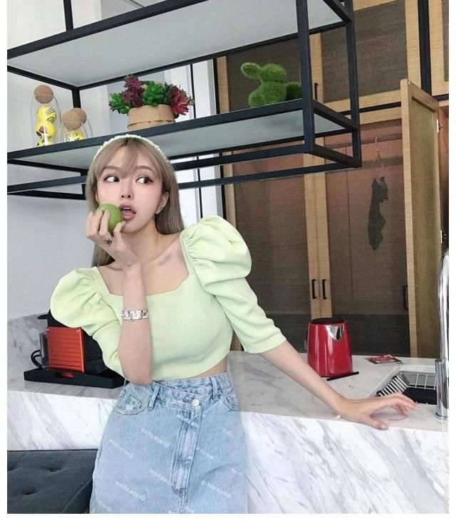 周扬青在自家录节目，从大门就能看出，绝对是“大户人家”