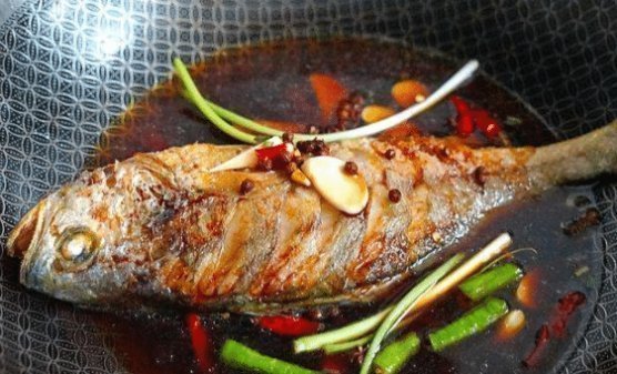 煎鱼最怕“破皮粘锅”, 鱼身上抹点“它”, 鱼肉嫩滑不粘锅!