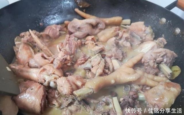 炖鸡时，最忌直接下锅炖，教你1招，鸡肉鲜嫩入味，营养不流失