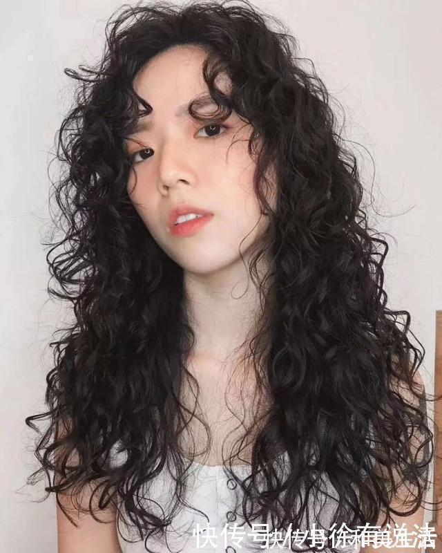 打理 女人过了三十岁,不要轻易烫这三种发型,太显老气,还不好配衣服