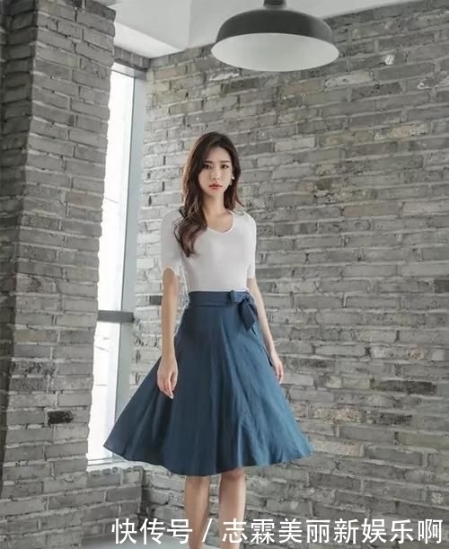 时尚|气质优雅的小姐姐,紧身上衣勾勒好身材,知性甜美别有韵味