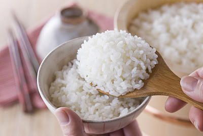 米饭|隔夜米饭,到底能不能吃?营养师:很多人不知道,看完转发家里人