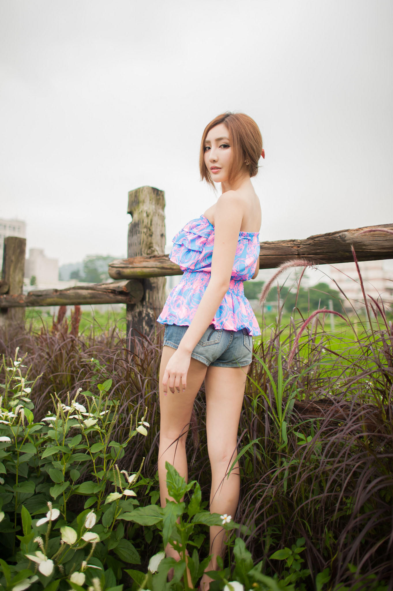 美女把普通牛仔短裤这样一搭配，顿时让人眼前一亮，简直美极了