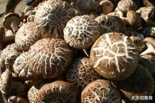 同样是干香菇 冬菇跟花菇有什么区别 商家 区别太大 别乱吃 粉紫色 同样是干香菇 冬菇跟花菇有什么区别 商家 区别太大 别乱吃 粉紫色