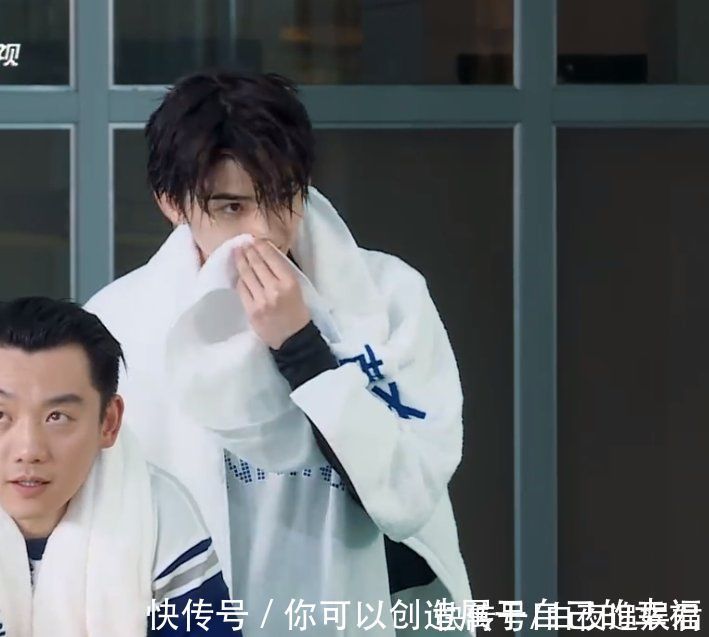 蔡徐坤在《跑男》中下水,脫妝之后素顏引熱議,簡直是內(nèi)娛天花板