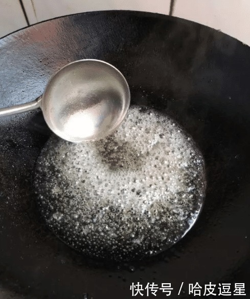 炒糖色,别直接炒糖!大厨:多做1步,颜色红亮,味道香甜不发苦