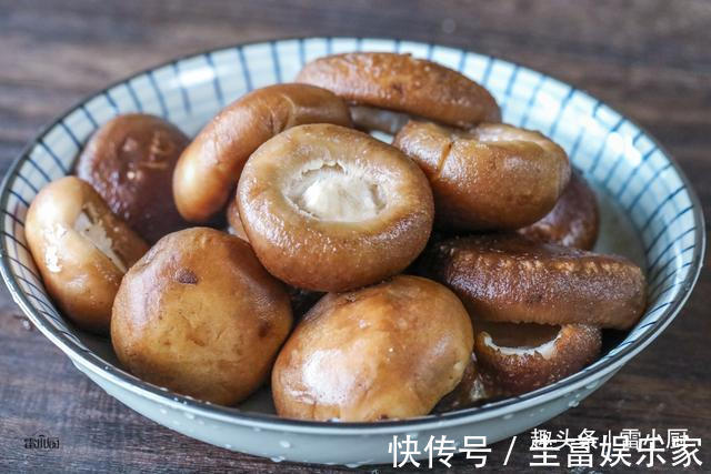 香菇直接用清水洗是大错,学会这个小妙招,脏东西小虫子乖乖溜走
