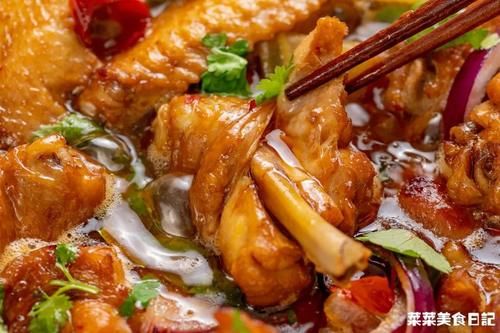 却不是当地小吃的，得知要10万加盟费后，先吃干锅鸡肉