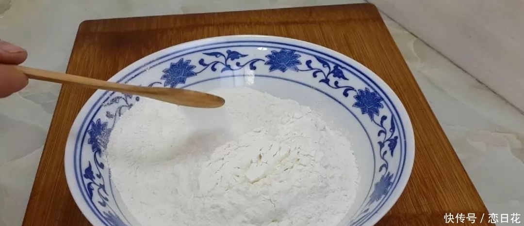 面粉一斤,鸡蛋两个,筷子搅拌一下,教你做创意小油条,比麻花好吃