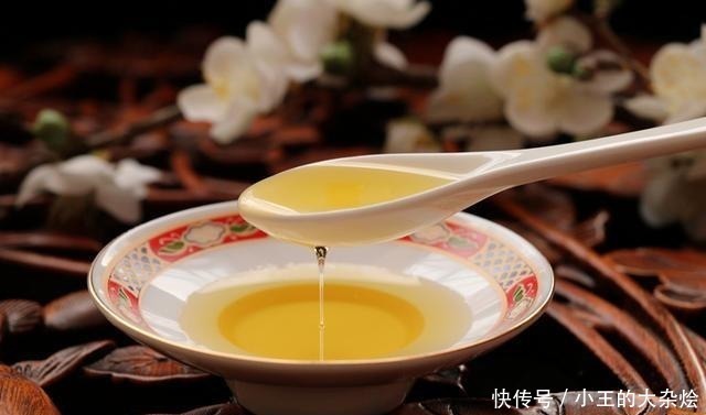 炒芝麻时,牢记“1不放4窍门”,芝麻不糊不苦,颗颗酥脆香味浓