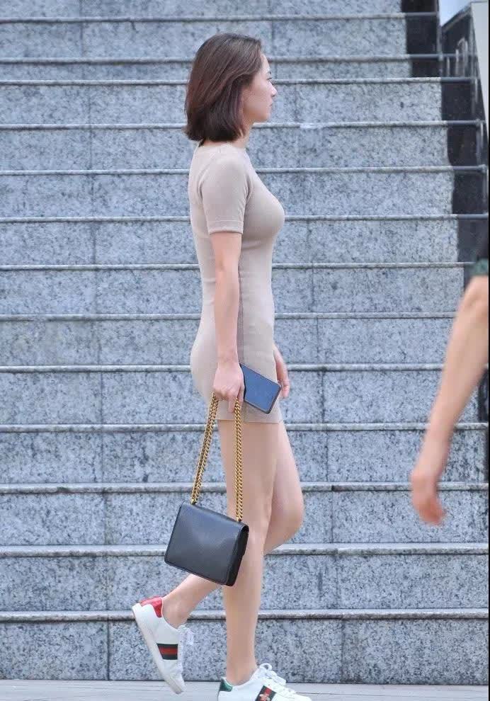 街拍 街拍: 穿灰色紧身包臀短裙的性感成熟美妇, 一脸的严肃发生了什么